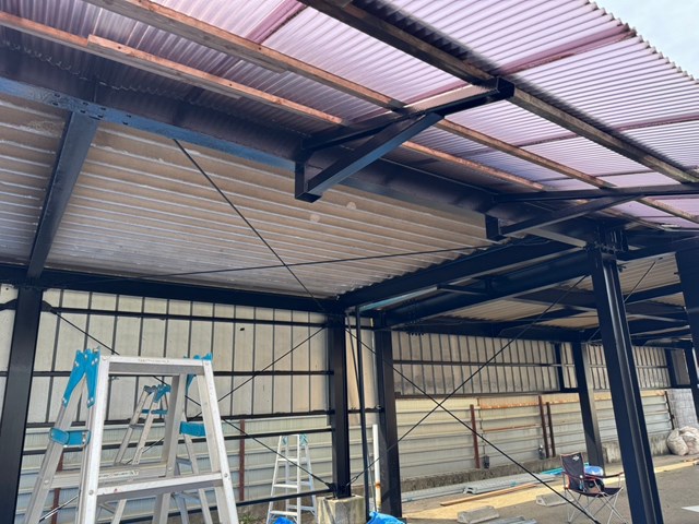 鉄骨車庫の塗り替え工事　中塗り完了